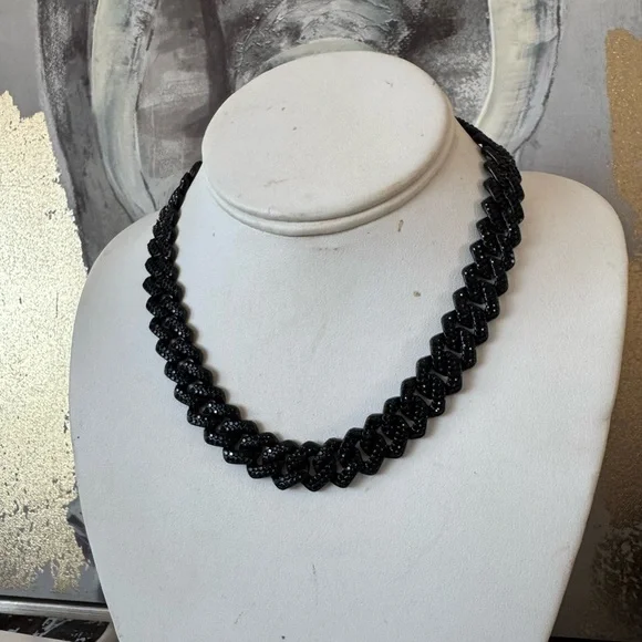 Elegant Black Necklace - Picture 4 of 5